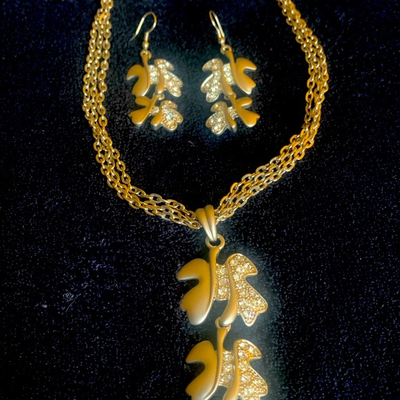 Beautiful Silver Necklace with Matching Earrings with White Stones - Picture 2 of 2